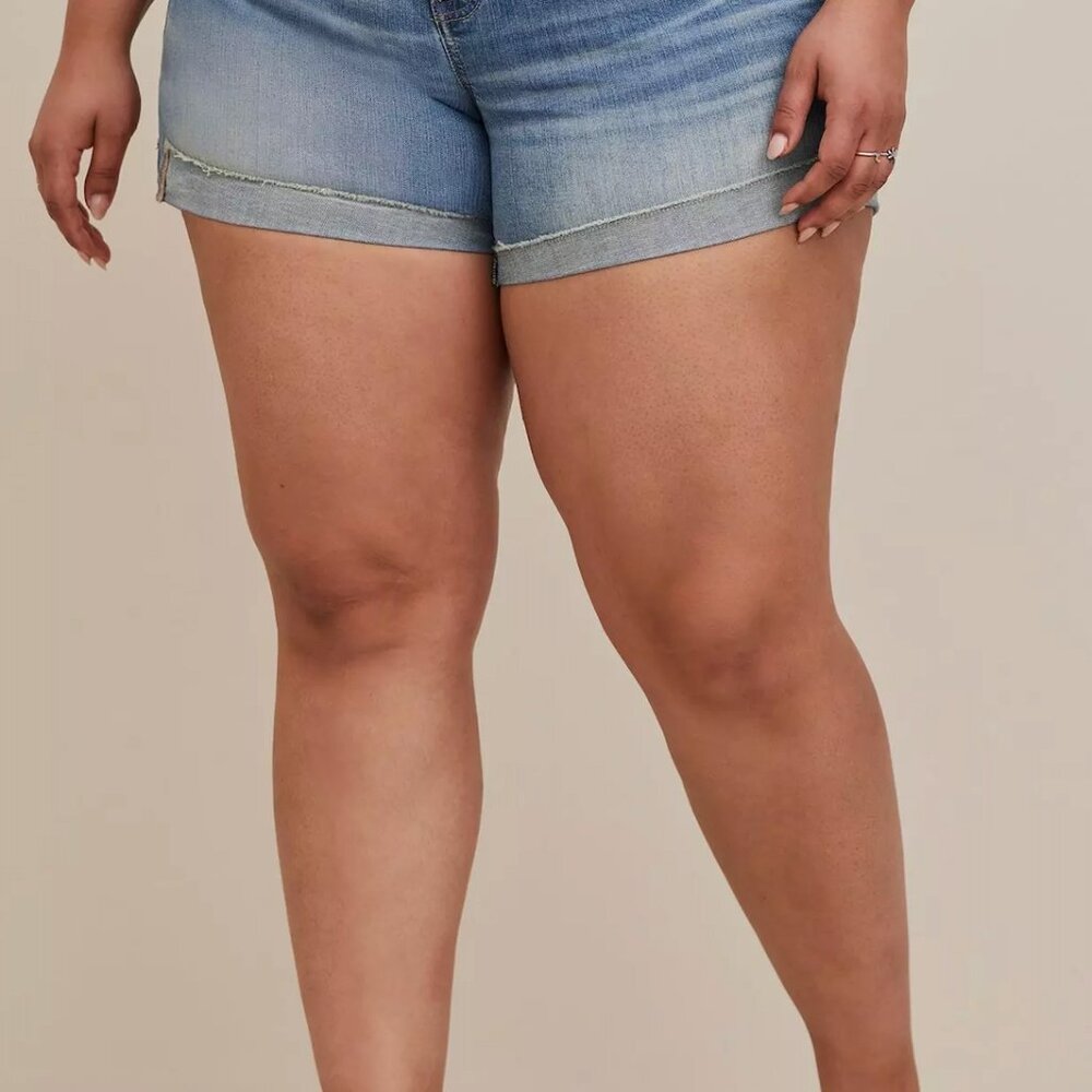 NWT Torrid 5 Inch Vintage Stretch Mid-Rise Short